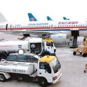 Consegna di spedizione internazionale domestica dell'aereo da trasporto un gran quantità di merci che spediscono dalla Cina in Francia